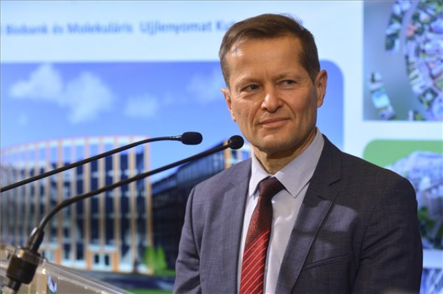 Krausz Ferenc, Pierre Agostini és Anne L'Huillier kapja idén a fizikai Nobel-díjat