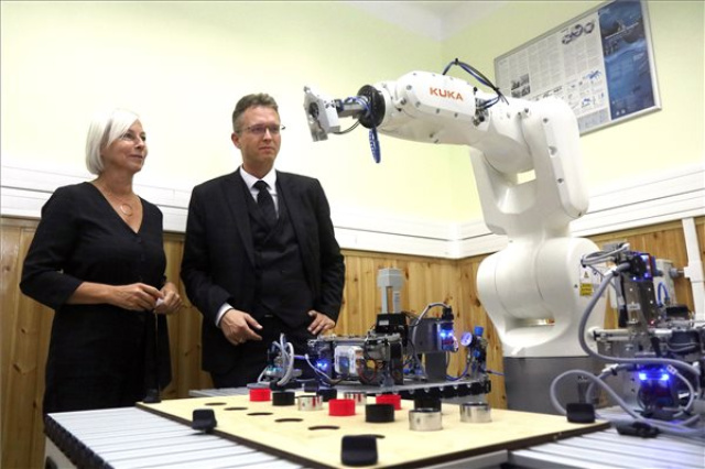 Átadták a miskolci villamosipari technikum új ipari robotika laborját