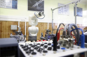 Átadták a miskolci villamosipari technikum új ipari robotika laborját