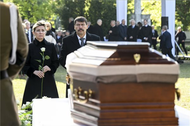 Eltemették Sólyom László volt köztársasági elnököt