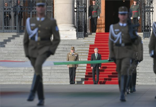 Október 23. - Felvonták a nemzeti lobogót az Országház előtt