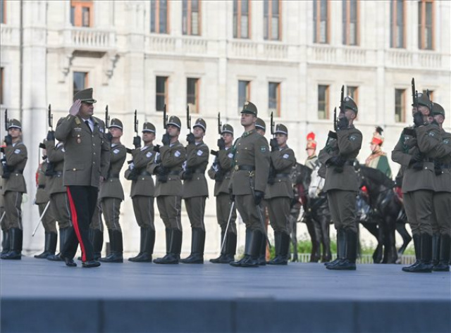 Október 23. - Felvonták a nemzeti lobogót az Országház előtt