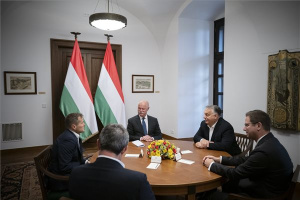 Egyeztetés a Karmelita kolostorban a magyar Nobel-díjas fizikussal