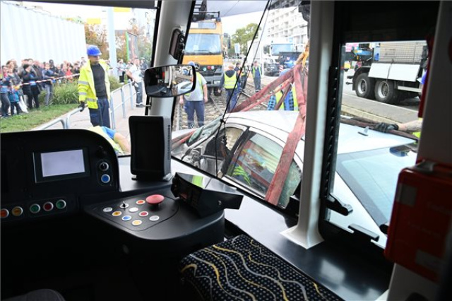 Autóval ütközött és kisiklott egy villamos Budapesten, pótlóbuszok járnak