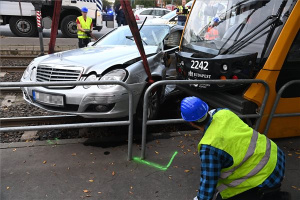 Autóval ütközött és kisiklott egy villamos Budapesten, pótlóbuszok járnak