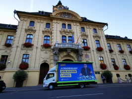 Momentum plakátautó