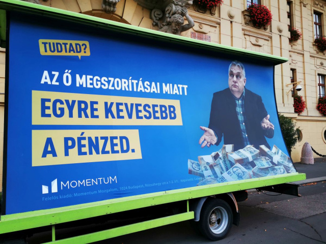 Momentum plakátautó