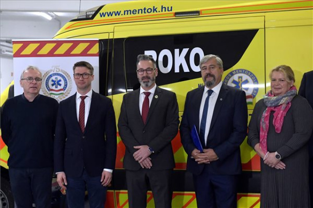 Átadták a felújított budai mentőállomást