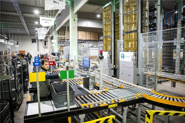 Automatizált raktárlogisztikai szolgáltatást indított a Magyar Posta Fóton