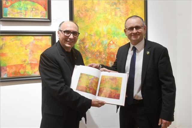 Bemutatták a Tuzson-Berczeli Péter festőművész eddigi pályaívét megrajzoló albumot