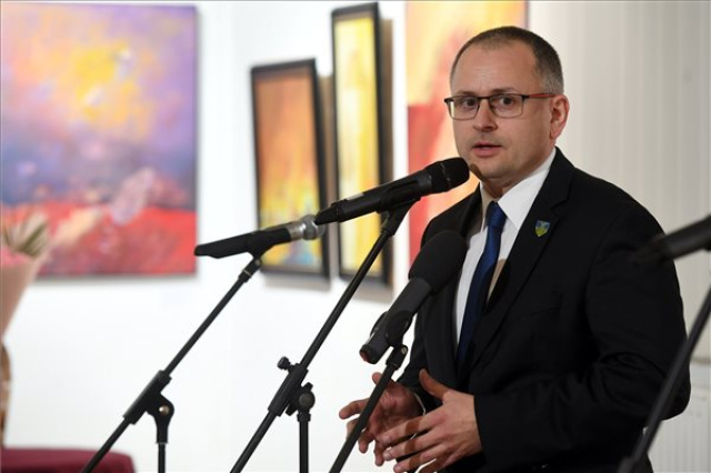 Bemutatták a Tuzson-Berczeli Péter festőművész eddigi pályaívét megrajzoló albumot