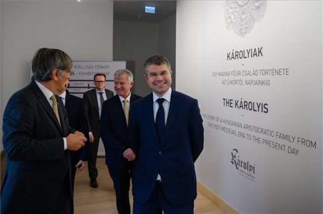 Átadták a Károlyi-kastély felújított lovardaépületét