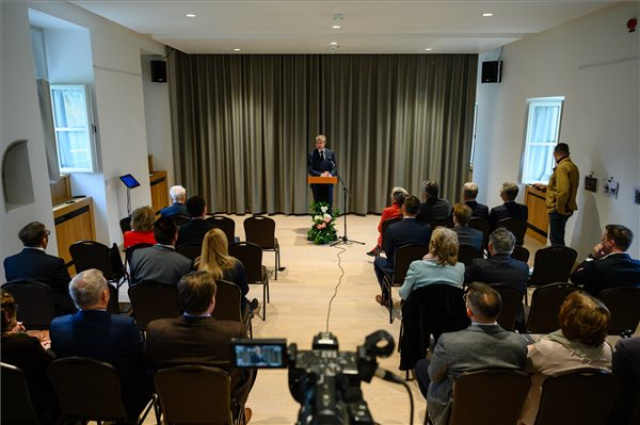 Átadták a Károlyi-kastély felújított lovardaépületét