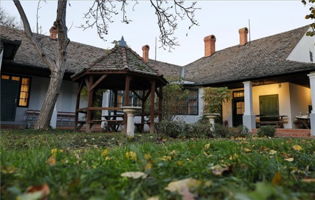 Megújul a szentesi Péter Pál polgárház kertje