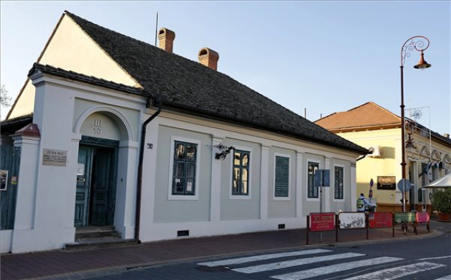 Megújul a szentesi Péter Pál polgárház kertje