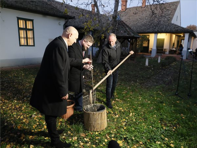 Megújul a szentesi Péter Pál polgárház kertje