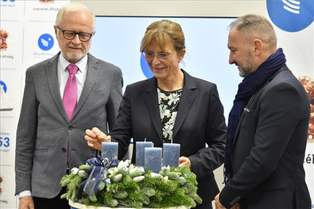 Ünnepi gyertyagyújtás keretében hívott összefogásra az Ökumenikus Segélyszervezet
