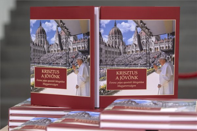 Pápalátogatás - Díszkötet jelent meg Ferenc pápa magyarországi látogatásáról