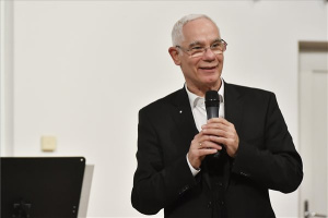Balog Zoltán ajándékot osztott hátrányos helyzetű gyerekeknek