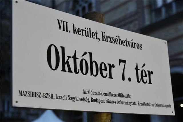 Szimbolikusan Október 7. térnek nevezték át a Dohány utcai zsinagóga előtti Herzl Tivadar teret