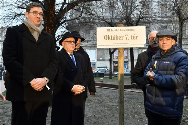 Szimbolikusan Október 7. térnek nevezték át a Dohány utcai zsinagóga előtti Herzl Tivadar teret