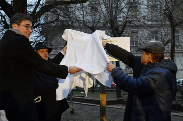 Szimbolikusan Október 7. térnek nevezték át a Dohány utcai zsinagóga előtti Herzl Tivadar teret