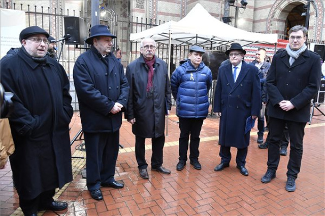 Szimbolikusan Október 7. térnek nevezték át a Dohány utcai zsinagóga előtti Herzl Tivadar teret