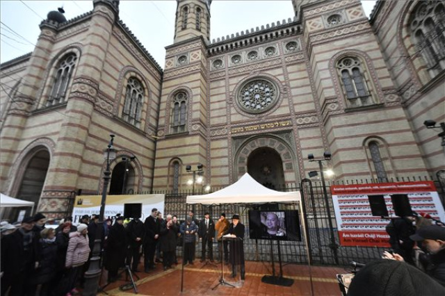 Szimbolikusan Október 7. térnek nevezték át a Dohány utcai zsinagóga előtti Herzl Tivadar teret