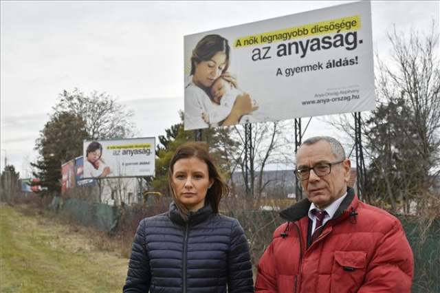 Óriásplakát-kampány indult az anyaság propagálására a Mi Hazánk képviselőjének támogatásával
