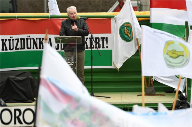 Az ukrán termékek korlátlan importjának meghosszabbítása ellen demonstráltak a magyar gazdák a záhonyi határátkelőnél