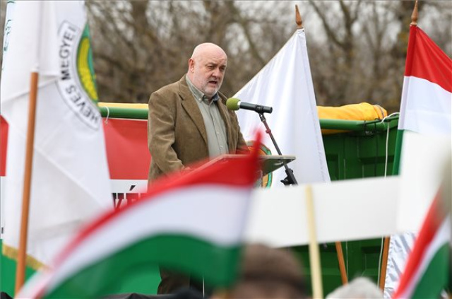 Az ukrán termékek korlátlan importjának meghosszabbítása ellen demonstráltak a magyar gazdák a záhonyi határátkelőnél