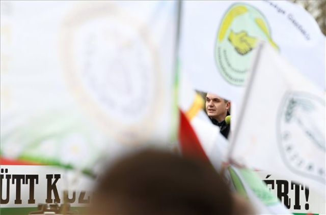 Az ukrán termékek korlátlan importjának meghosszabbítása ellen demonstráltak a magyar gazdák a záhonyi határátkelőnél