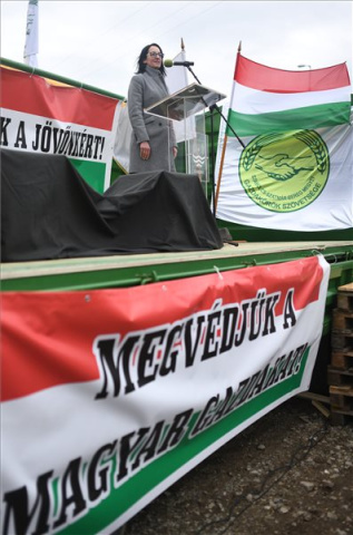 Az ukrán termékek korlátlan importjának meghosszabbítása ellen demonstráltak a magyar gazdák a záhonyi határátkelőnél