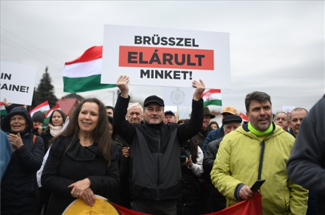 Az ukrán termékek korlátlan importjának meghosszabbítása ellen demonstráltak a magyar gazdák a záhonyi határátkelőnél