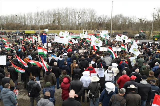 Az ukrán termékek korlátlan importjának meghosszabbítása ellen demonstráltak a magyar gazdák a záhonyi határátkelőnél