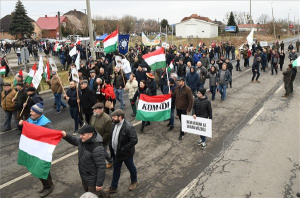 Az ukrán termékek korlátlan importjának meghosszabbítása ellen demonstráltak a magyar gazdák a záhonyi határátkelőnél