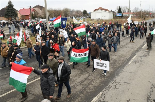 Az ukrán termékek korlátlan importjának meghosszabbítása ellen demonstráltak a magyar gazdák a záhonyi határátkelőnél