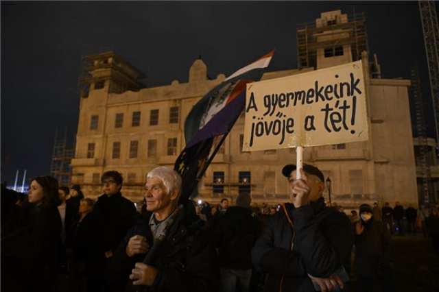 A Momentum tüntetése a Karmelita kolostornál 