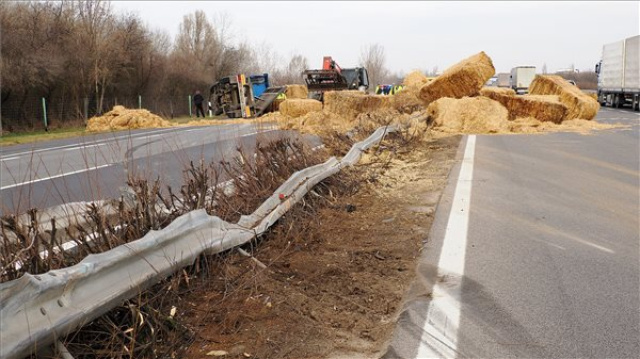 Szalmabálákat szállító kamion borult fel az M5-ös autópályán Kiskunfélegyháza térségében 