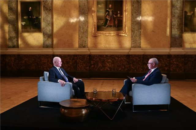 Interjú Csák Jánossal az M5 csatorna Ez itt a kérdés című műsorában