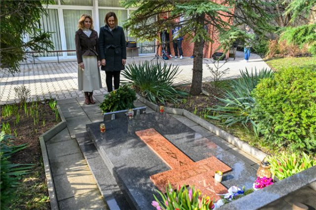 Herczegh Anita virágot helyezett el Regőczi István atya sírjánál