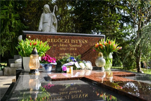 Herczegh Anita virágot helyezett el Regőczi István atya sírjánál