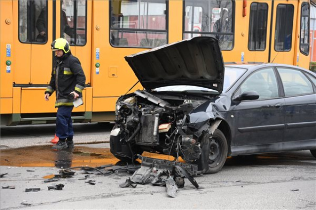 Mentőautó borult fel a fővárosban