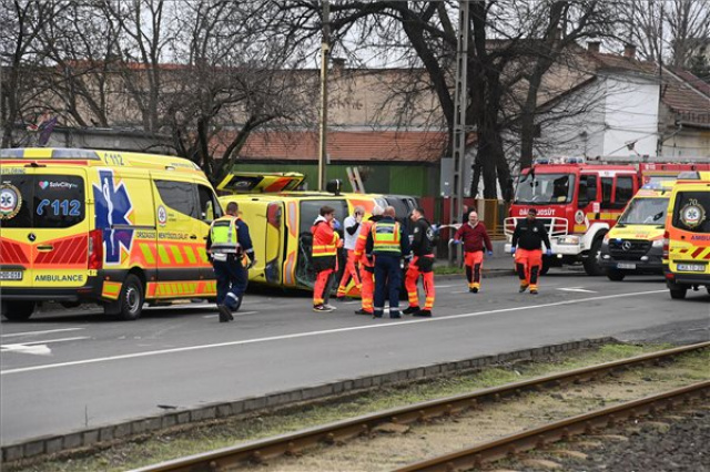Mentőautó borult fel a fővárosban