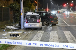 Meghalt egy ember, amikor járdára hajtott két autó Debrecenben