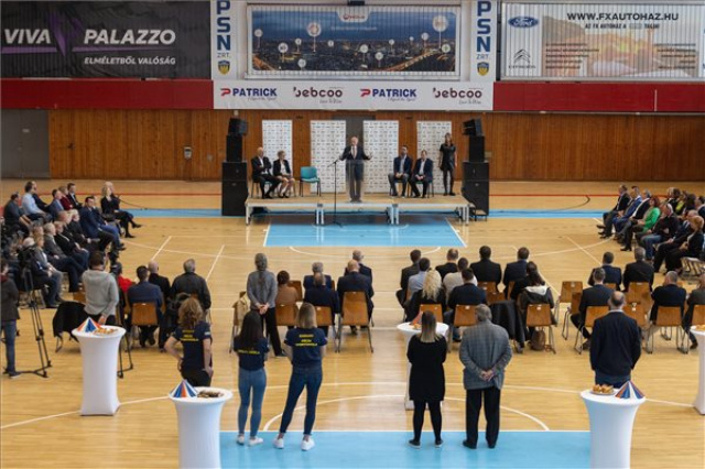 Átadták a felújított pécsi városi sportcsarnokot