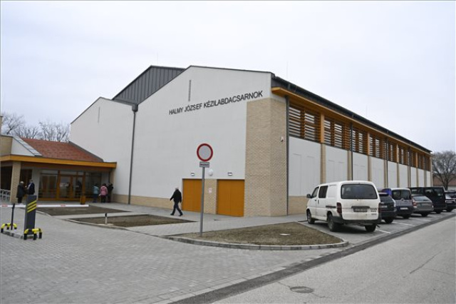 Átadták a Halmy József Kézilabdacsarnokot Vecsésen