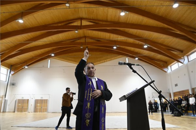 Átadták a Halmy József Kézilabdacsarnokot Vecsésen