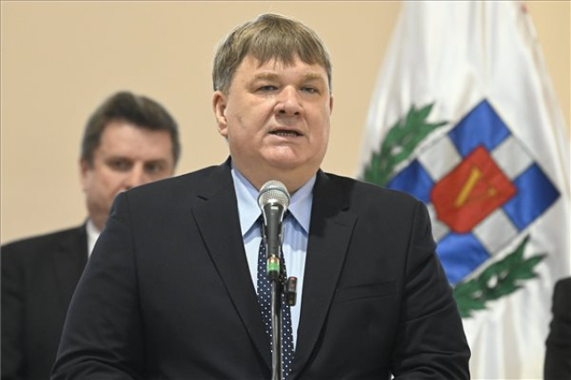 Átadták a Halmy József Kézilabdacsarnokot Vecsésen