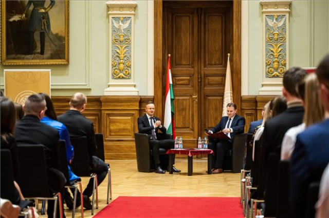 Szijjártó Péter a Nemzeti Közszolgálati Egyetemen 